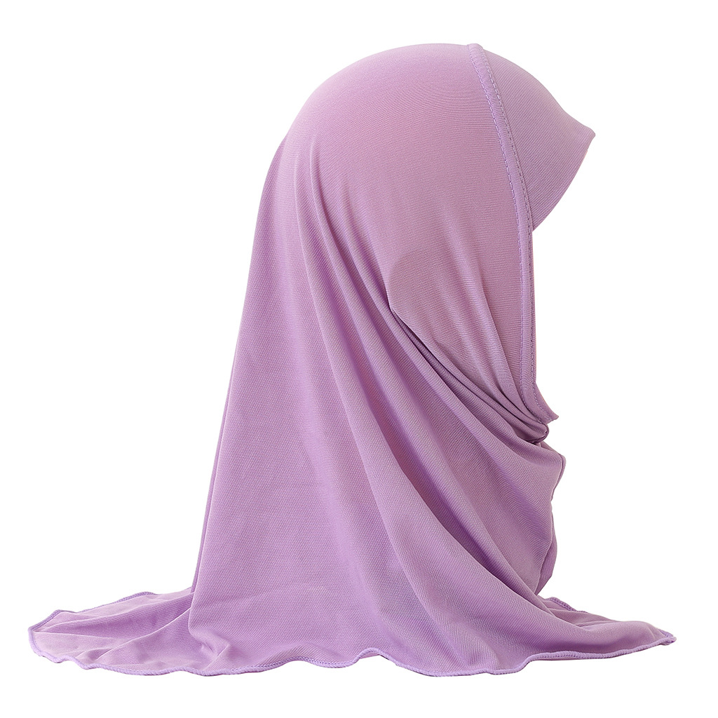 Petite fille avec un joli bonnet et une écharpe