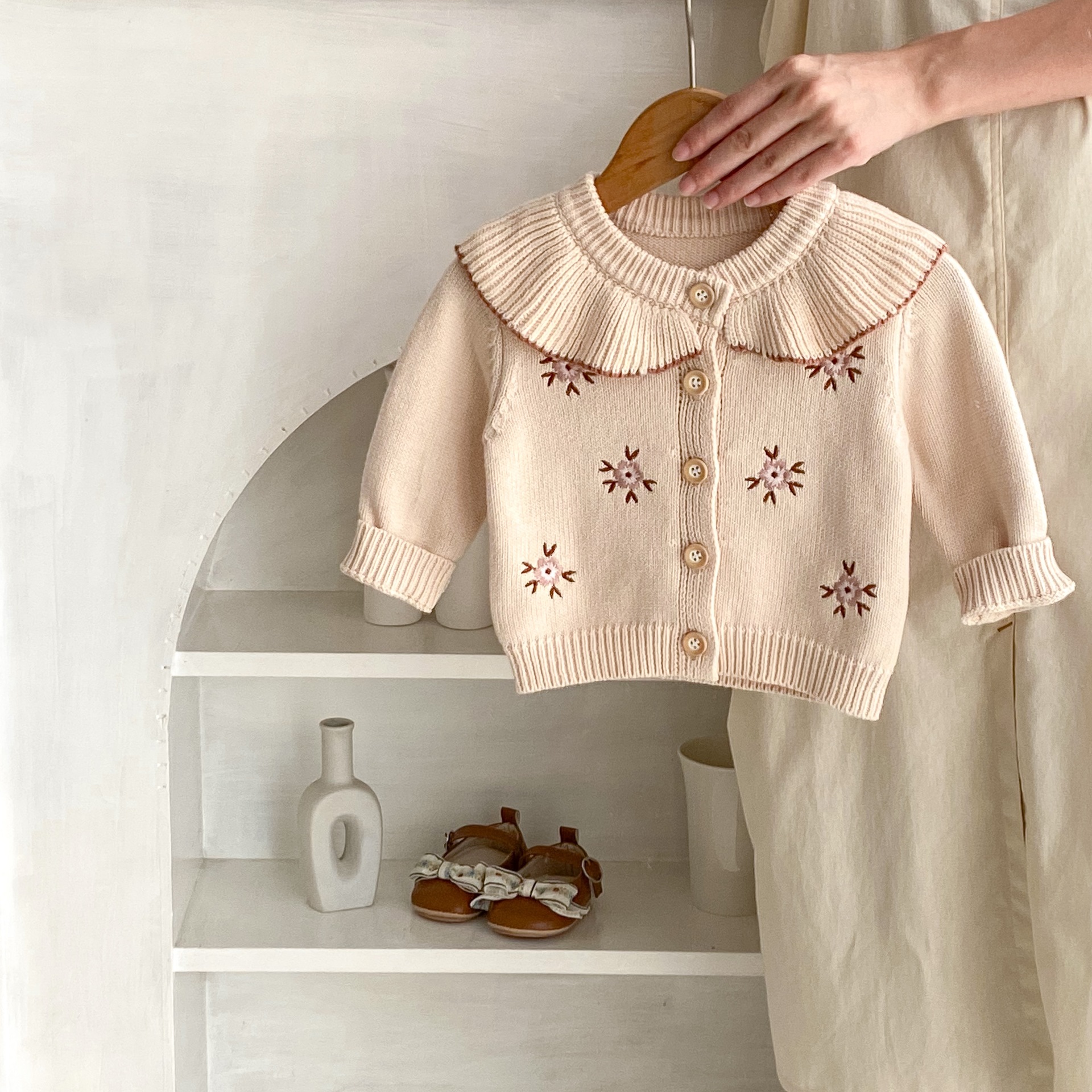 Manteau tricoté brodé à l'effigie d'un bébé dessinant, à revers