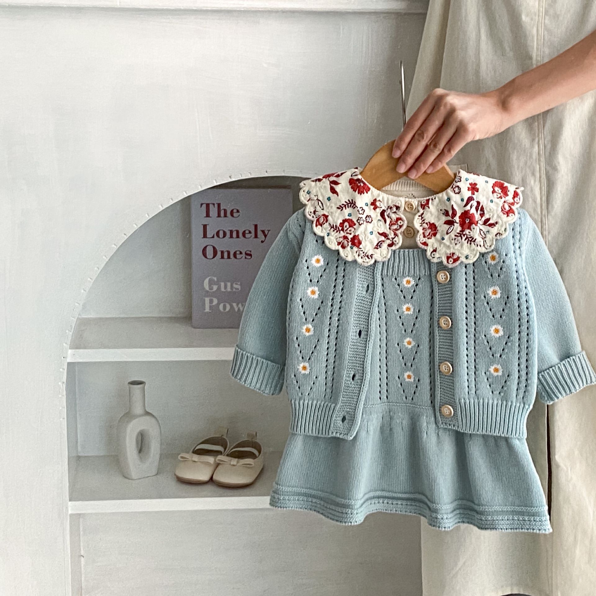 Bébé manteau tricoté ajouré brodé, jupe bretelle tricotée