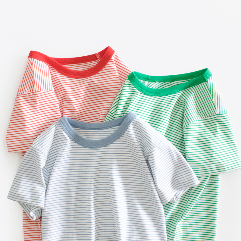 T-shirt à rayures pour bébé, à enfiler par le bas.