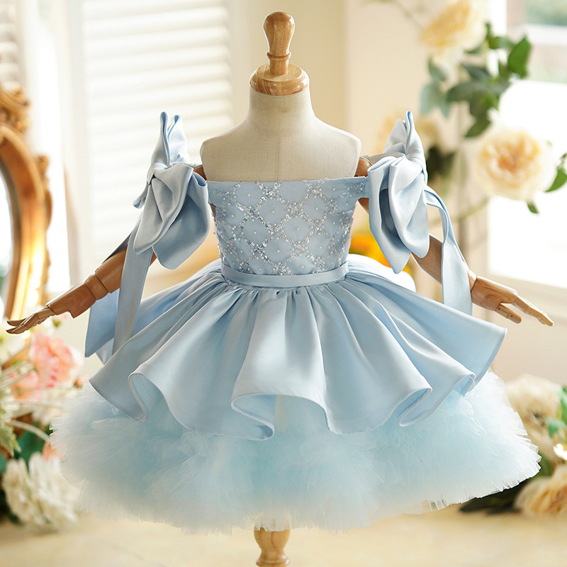 Robes de princesse, fête d'anniversaire, performance pianistique, costume