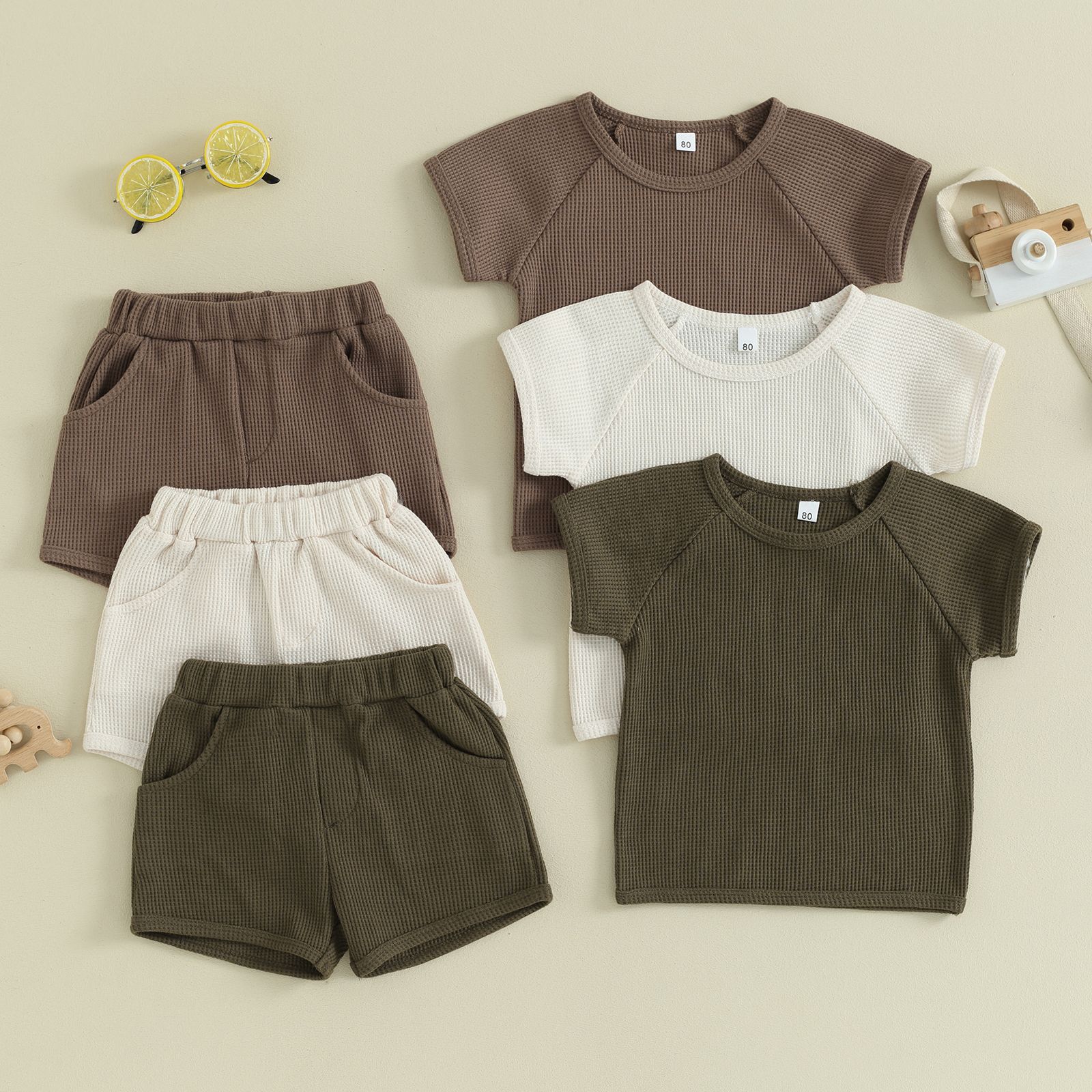 Pyjama deux-pièces bébé à manches courtes et short gaufré, confortable et décontracté.