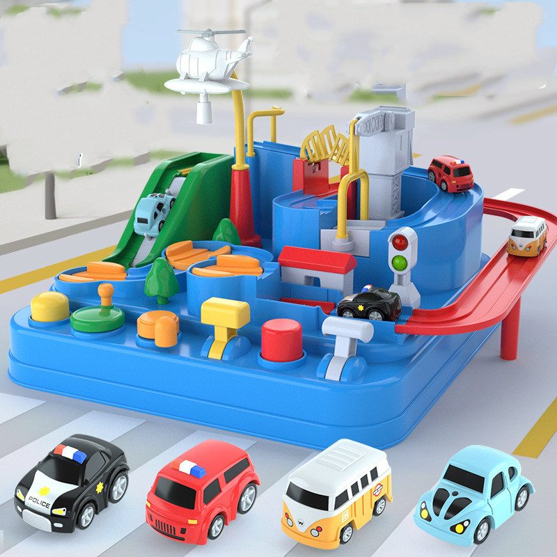 Voitures traversant le parking de Big Adventure, wagon de chemin de fer, voiture jouet, circuit pour enfants.