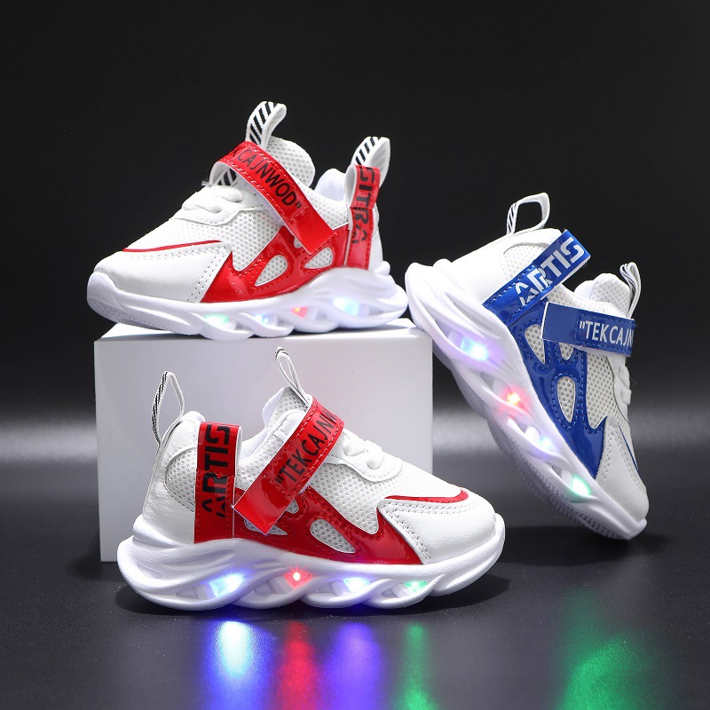 Traduction française :  
Chaussures pour enfants en mesh respirant à motif alphabétique lumineux, chaussures de sport décontractées pour enfants