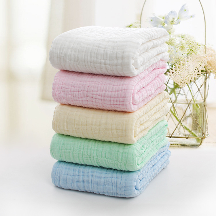 Le garçon en seersucker est absorbé par la peau grâce au coton.