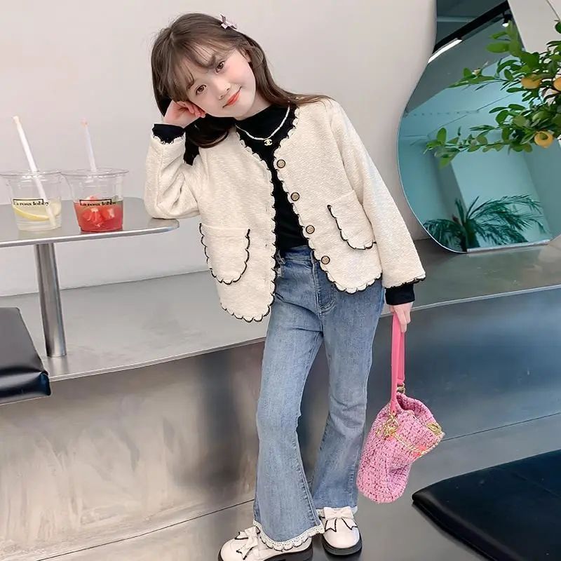 Nouveau manteau pour fille, style western et style Chanel.