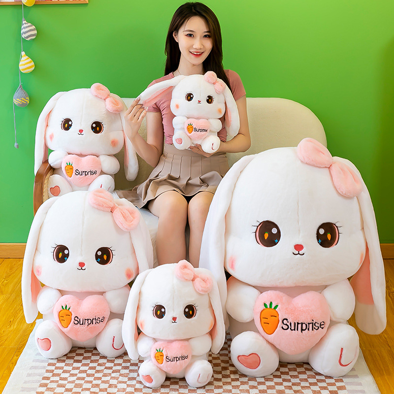 Mignon lapin radis en peluche qui serre un cœur, poupée lapin aux oreilles tombantes