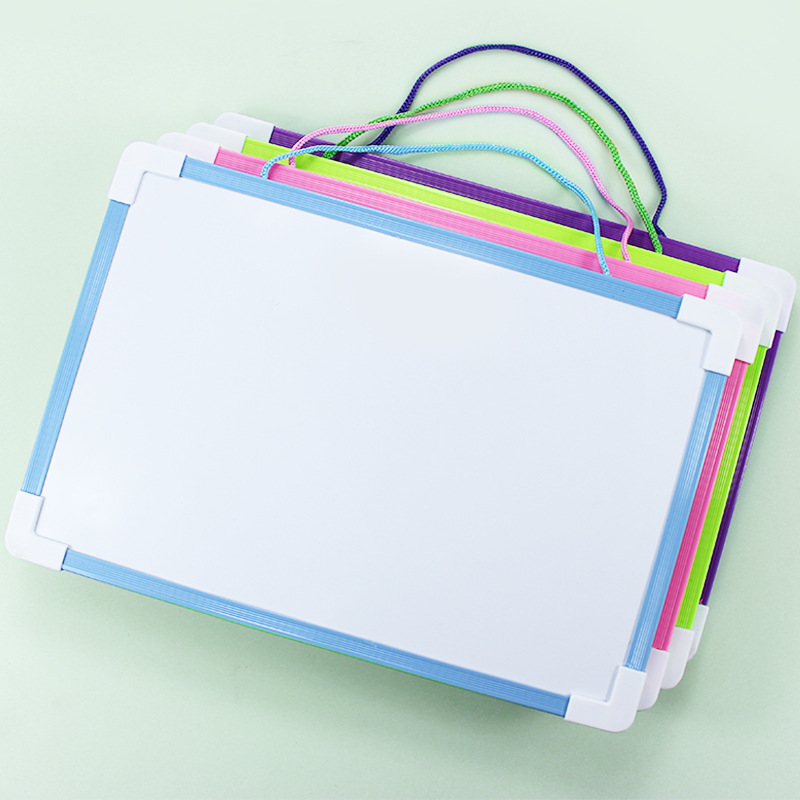 Enfant dessinant tableau magnétique double face mini ardoise blanche effaçable